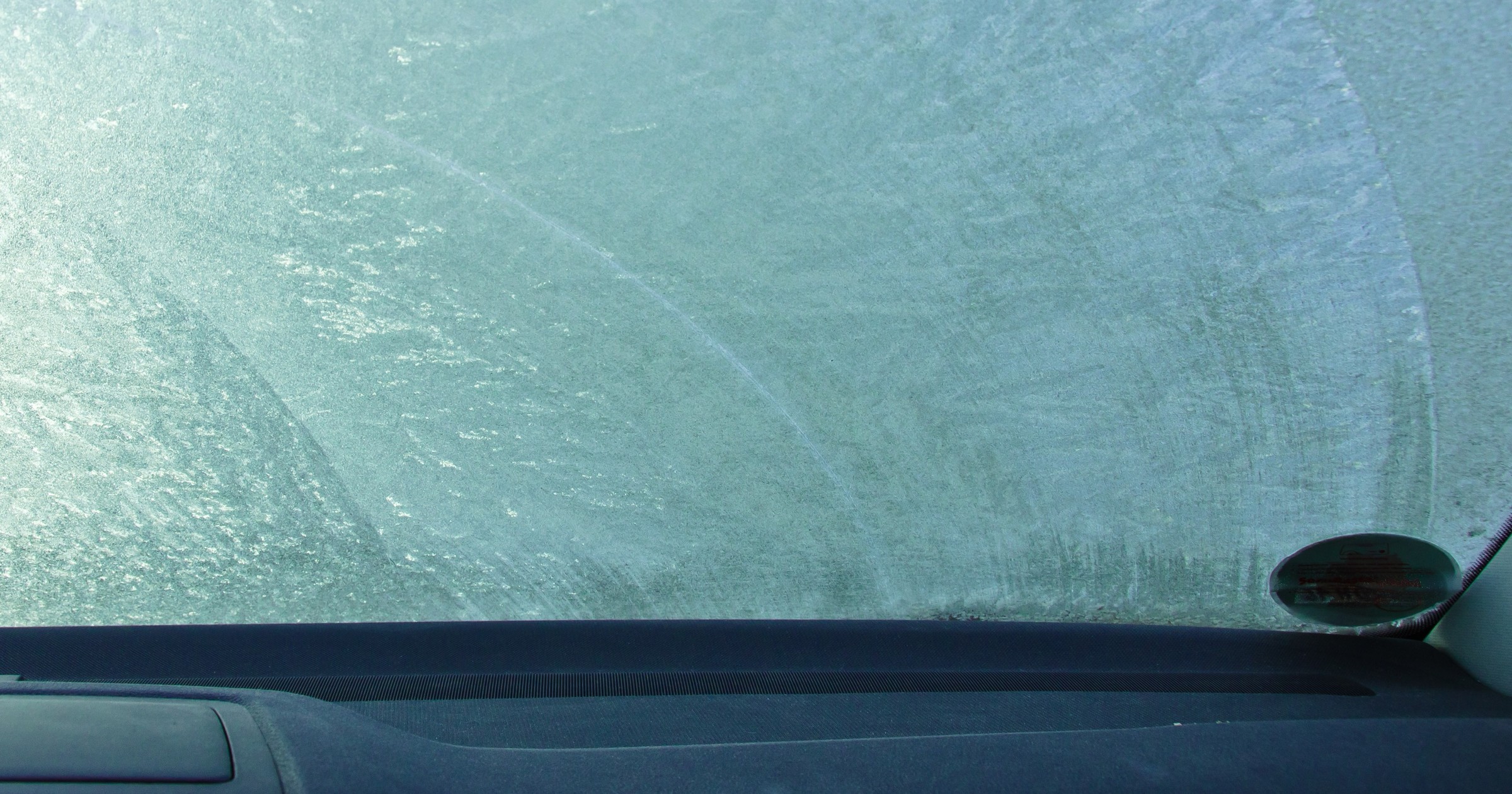 Szyba samochodu zamarznięta od środka