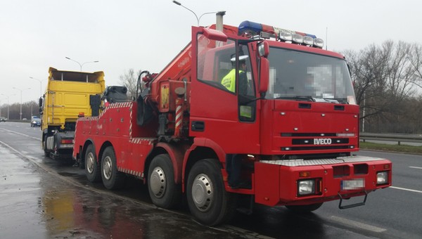 Holował ciągnik siodłowy, jadąc prawie 80 km/h w mieście