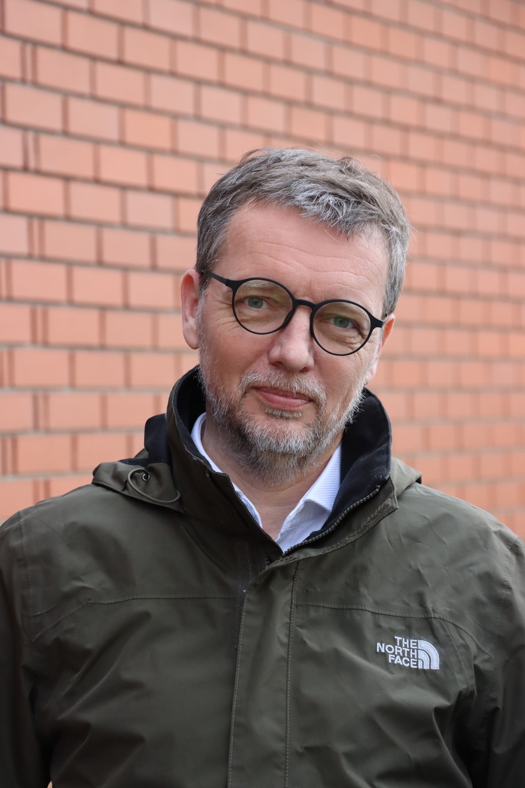 Marcin Mizgalski, jadenaslonce.pl, propagator zielonej energii, elektromobilności oraz systemów magazynowania energii. Żeglarz, podróżnik, lokalny aktywista zwalczający smog oraz piratów drogowych.