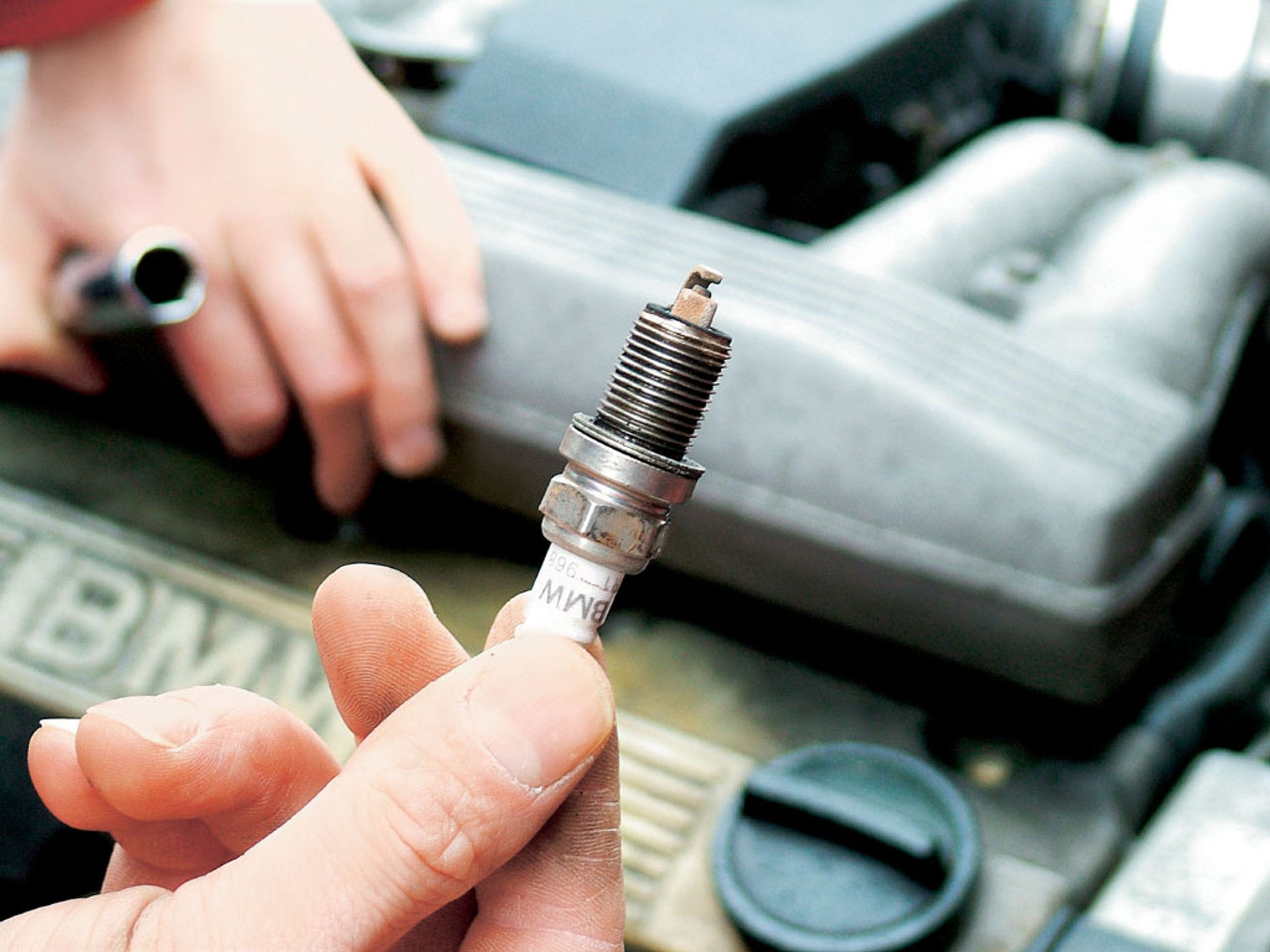 Tak skontrolujesz stan przewodów wysokiego napięcia