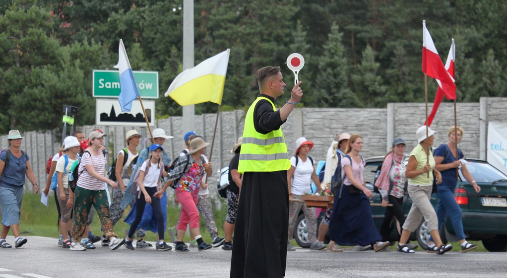 Duchowni czy świeccy porządkowi z lizakami w rękach, kierujący ruchem podczas przemarszów pielgrzymek, to w sierpniu w Polsce normalny widok. 