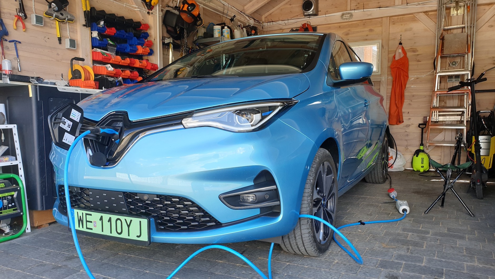 Ładowanie auta elektrycznego we własnym garażu pozwala na duże oszczędności. Na publicznych, komercyjnych stacjach tanio już nie jest.