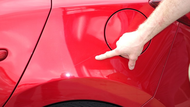 Bardzo powierzchowna rysa – jej usunięcie nie powinno być najmniejszym problemem.