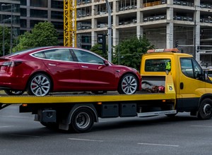 Cuda ze sprzedażą aut elektrycznych. Katastrofa Tesli jest zbawieniem dla Volkswagena, a  Chińczycy po cichu robią swoje