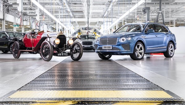 Bentley świętuje wyprodukowanie 200 tys. samochodów i przypomina kultowe modele