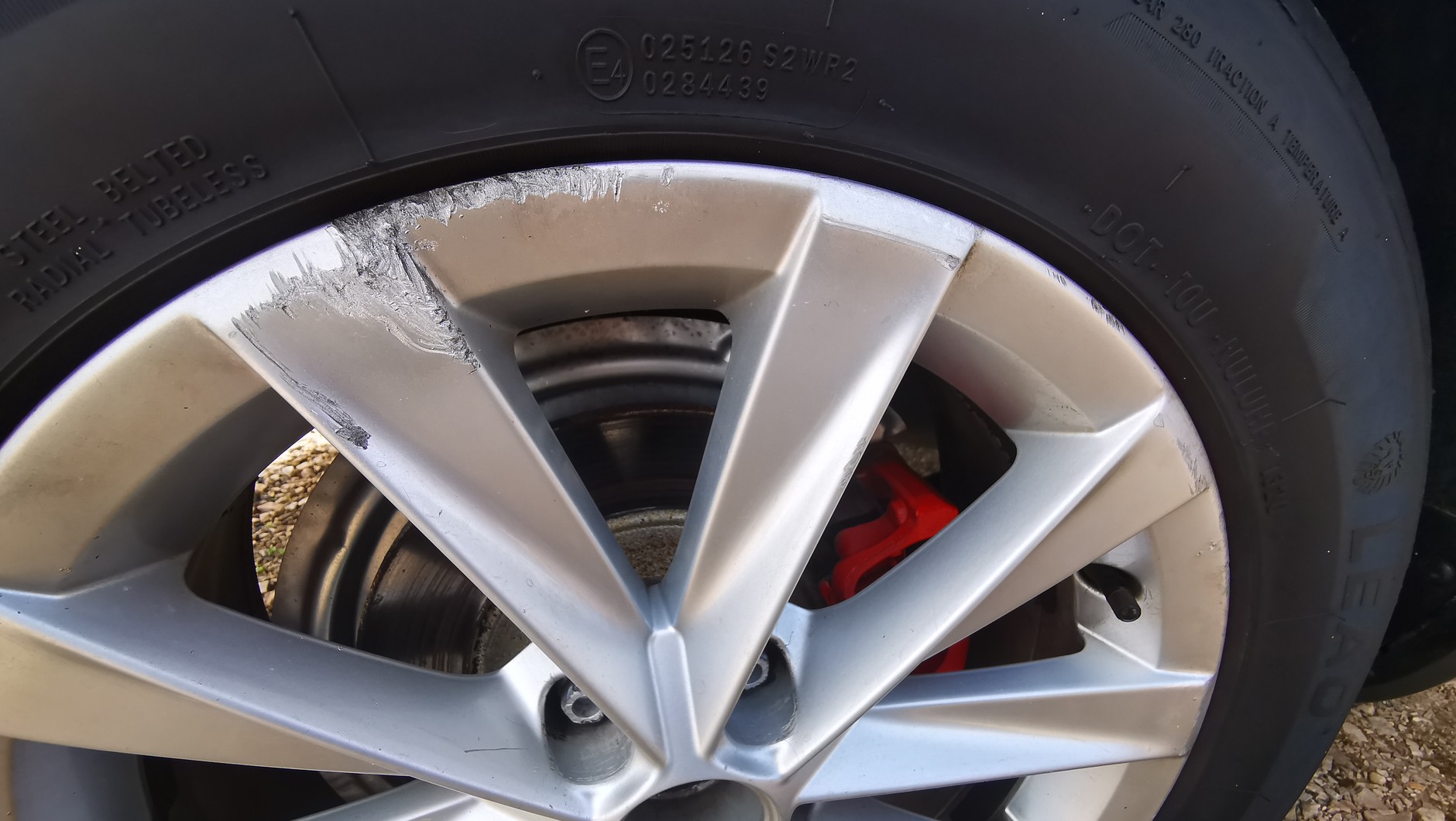 VW Passat – czerwony zacisk hamulca