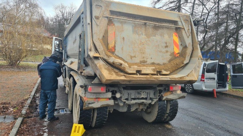 przeciążona ciężarówka