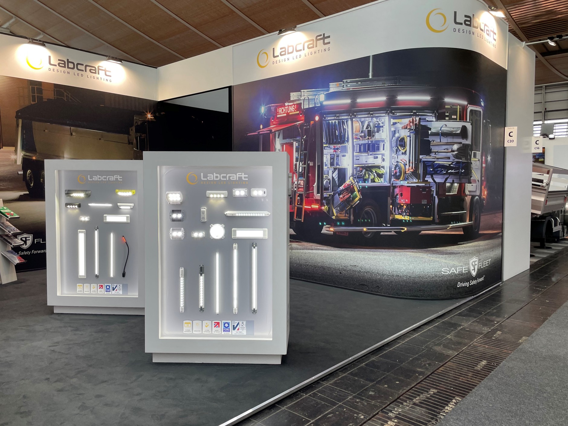 Stoisko z oświetleniem akcesoryjnym.