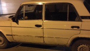 Policjant zauważył starą Ładę na poboczu. Pomógł uchodźcom