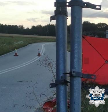 Wypadł z drogi na łuku. Motocyklisty nie udało się uratować