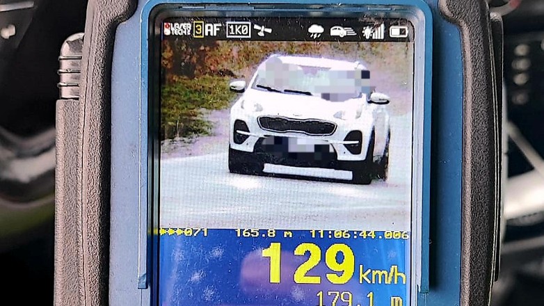 Na urządzeniu pomiarowym wyświetlił się wynik 129 km na godz.