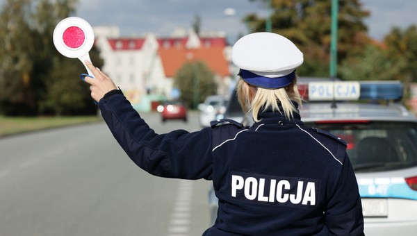 Nowa akcja policji. Rozstawiają się za znakiem D-42. Masowe odbieranie praw jazdy