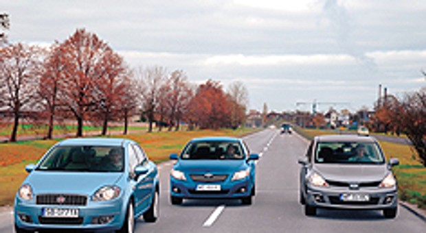 Fiat Linea, Toyota Corolla, Nissan Tiida - Nowi wśród sedanów
