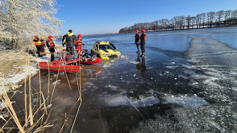 Samochód w zamarzniętym Jeziorze Lednica