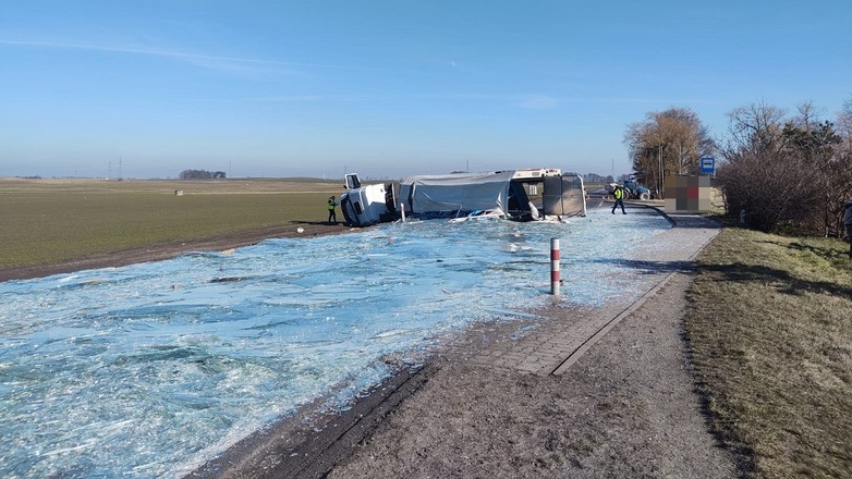 Na jezdnię wysypało się szkło. Droga wyglądała jak pokryta lodem
