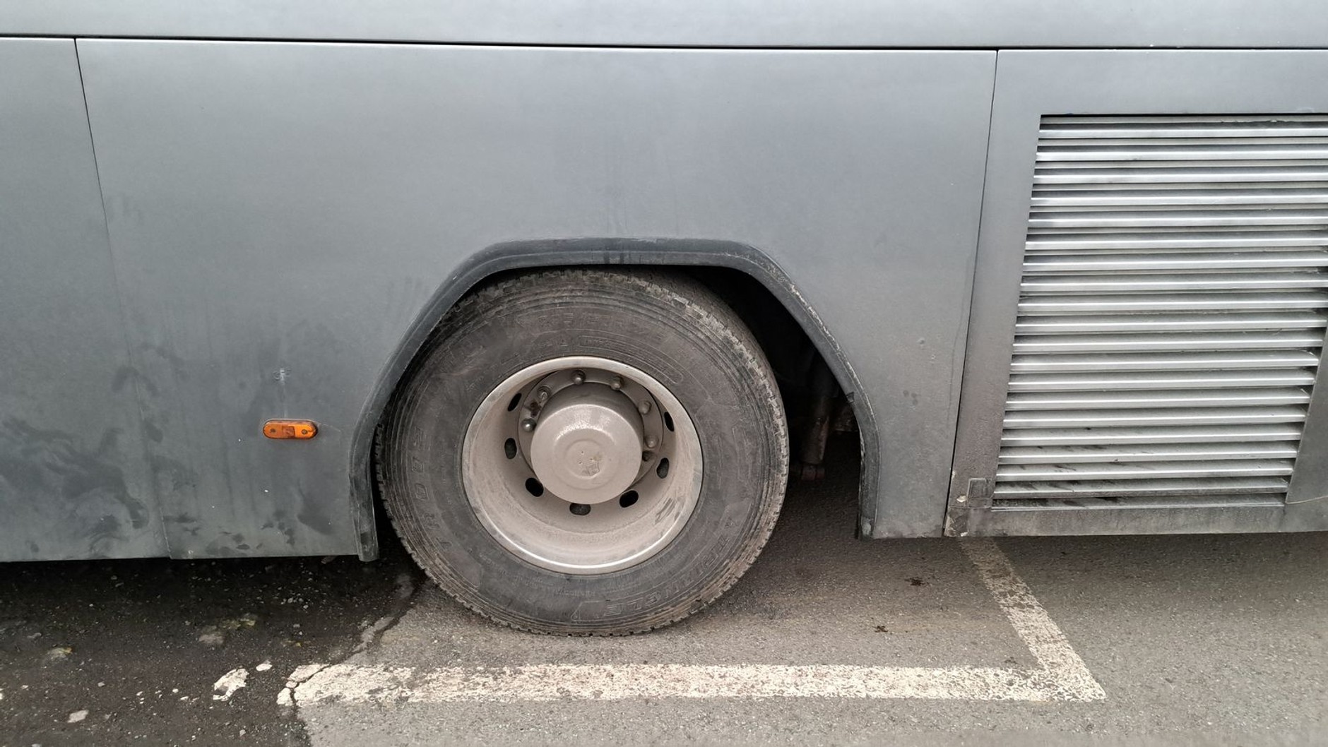 Jechał autokarem z urwaną półosią