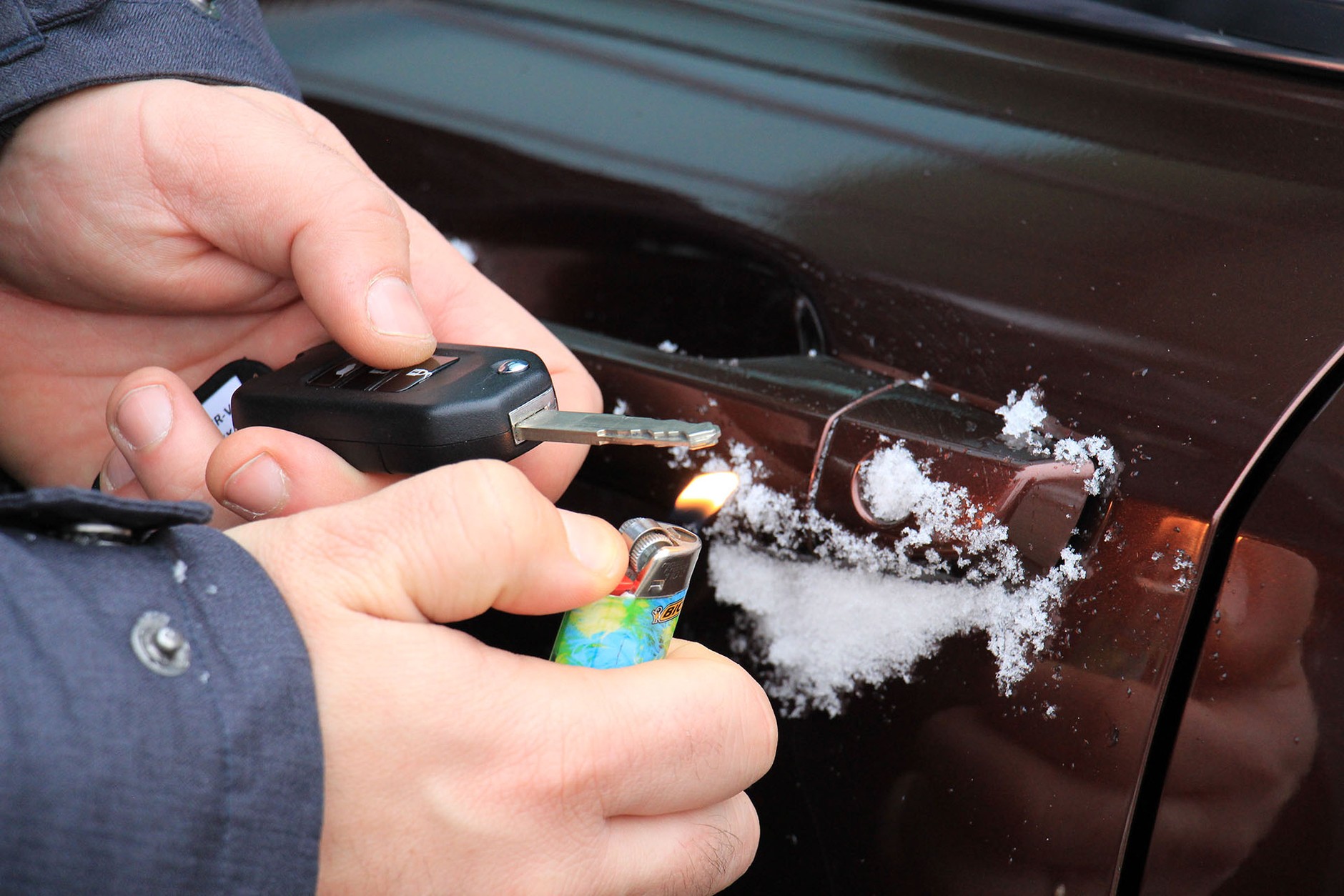 Podgrzewanie kluczyka, żeby odmrozić zamek, to ryzykowny pomysł. Lepiej już użyć markowego odmrażacza do zamków.