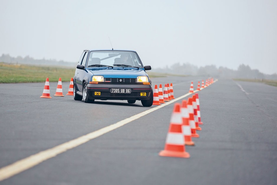 Jako „pucharówka” R5 GT Turbo jest kwintesencją 
małego auta sportowego. Związane 
z tym wady można mu łatwo wybaczyć.