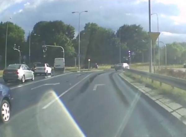 Kamera w aucie pomogła kierowcy. Na podstawie nagrania policja ukarała sprawcę zdarzenia