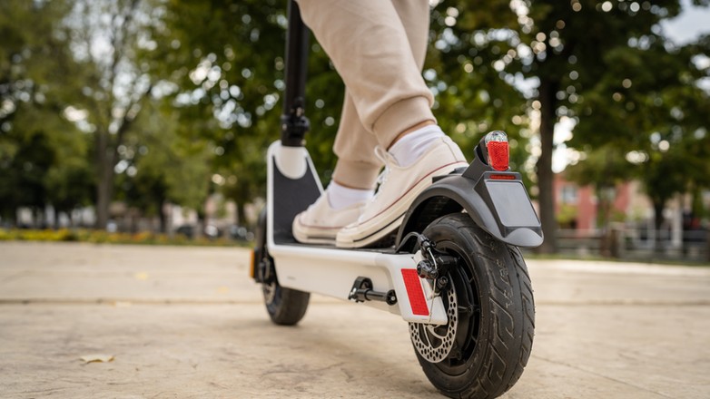 Za nieprawidłową jazdę na hulajnodze elektrycznej można dostać mandat