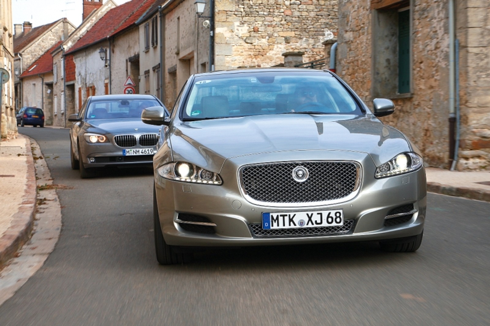 Jaguar XJ 3.0D kontra BMW 730d: Kot pokazał siódemce pazury