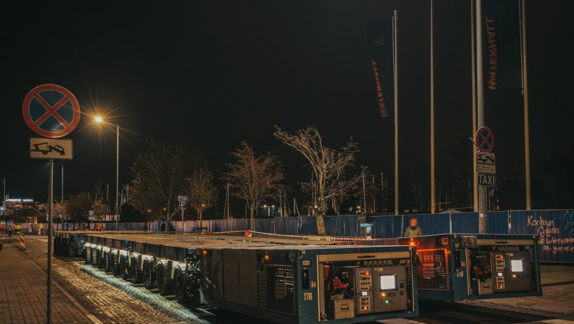 Platforma, po której transportowany był ORP Sokół