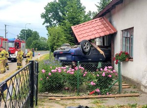 Samochodem wjechał do czyjegoś domu