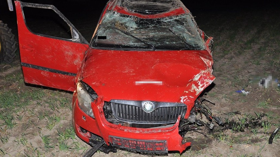 Zjechał na przeciwny pas i zderzył się z Audi. Skoda dachowała