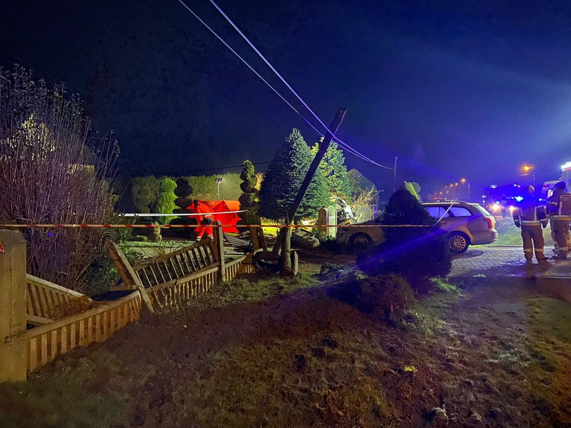 Po wypadnięciu z drogi BMW zniszczyło ogrodzenie, słup energetyczny i samochód stojący przy wjeździe na posesję