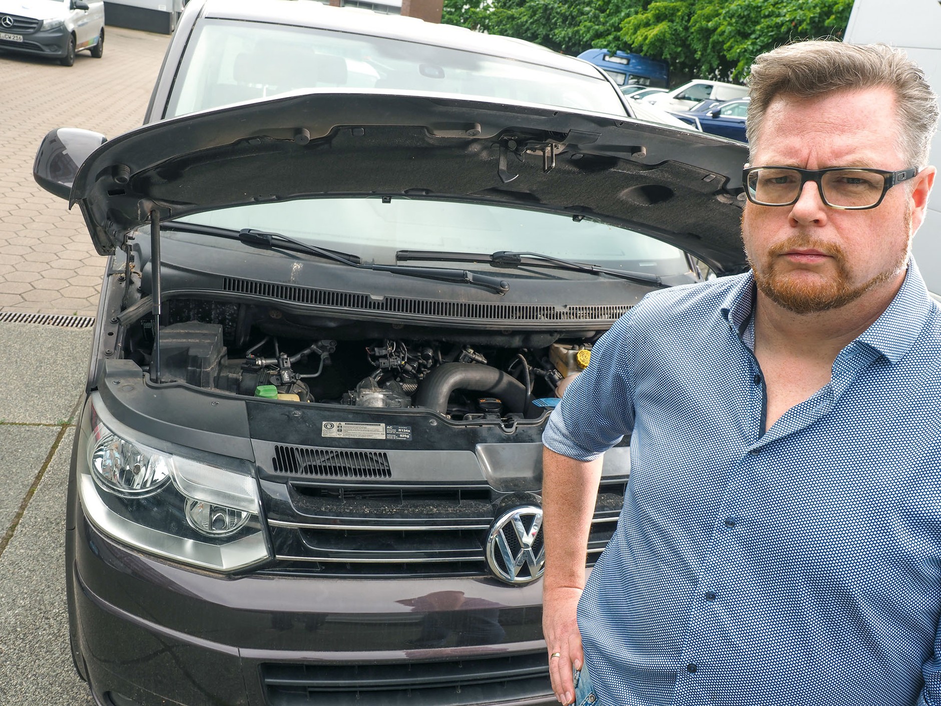 Rozgoryczony właściciel przy swoim Volkswagenie T5 z silnikiem 2.0 TDI CFCA