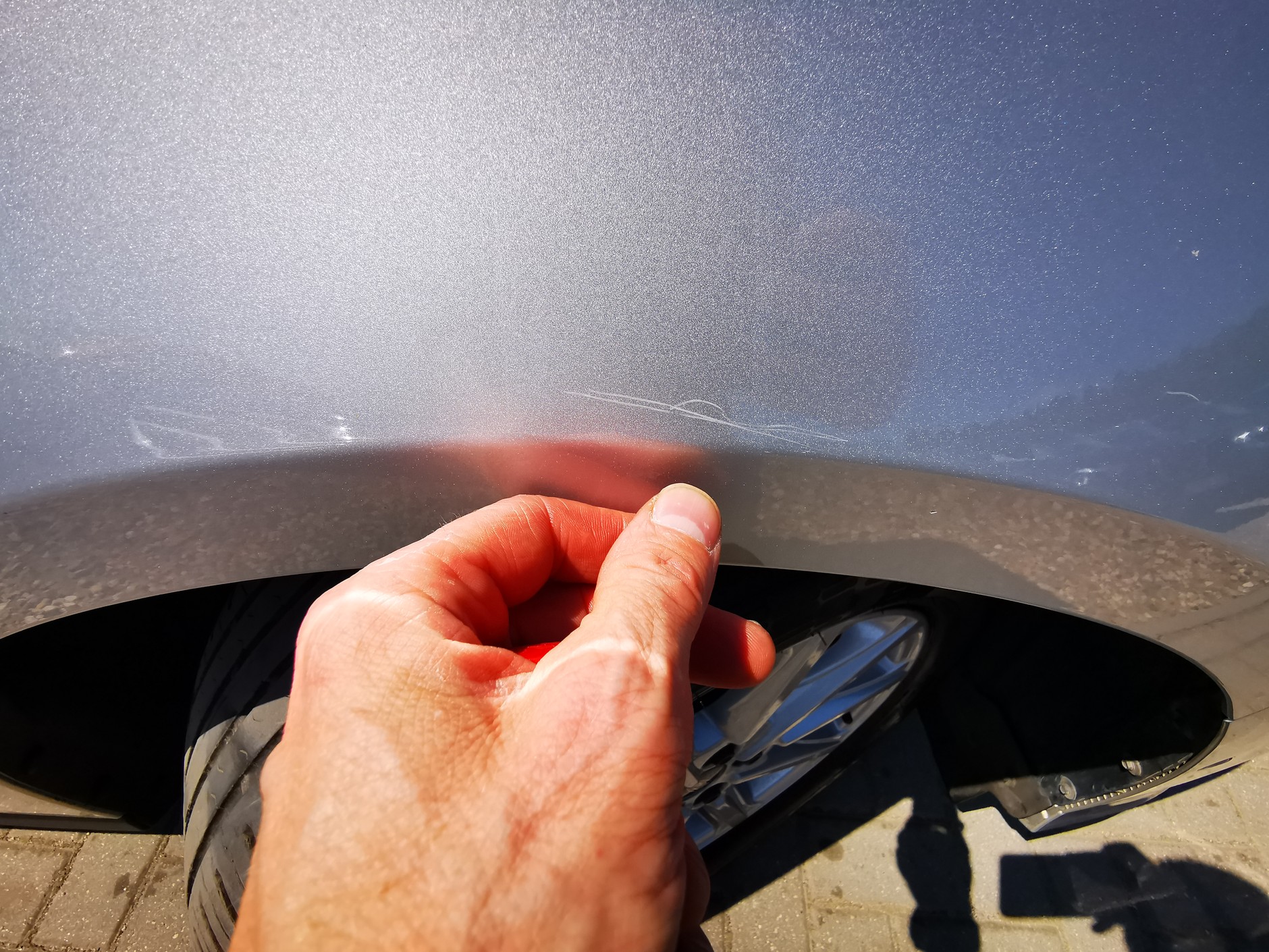 Ford S-Max z dieslem: drobne rysy na karoserii przypominają, że to nie jest fabrycznie nowe auto.