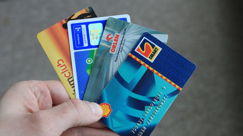 Czy warto być lojalnym? Prześwietlamy programy lojalnościowe na stacjach paliw