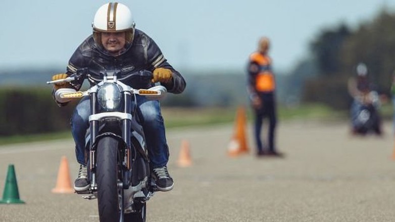 Szymon teatował Harleya-Davidsona LiveWire w Holandii