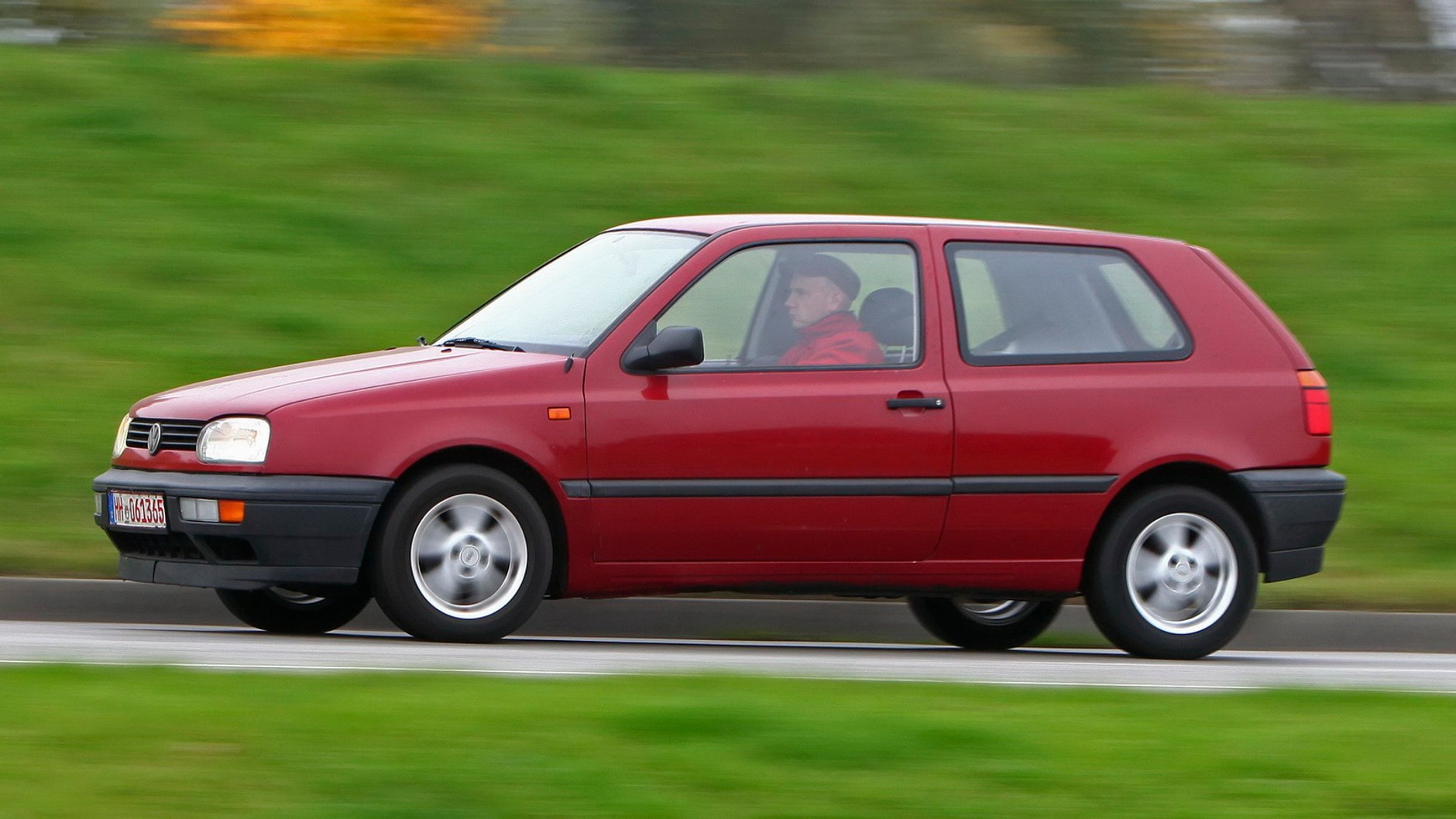 2. Volkswagen Golf III (1991-97). Polecamy: 1.6/75 KM i 1.8/90 KM