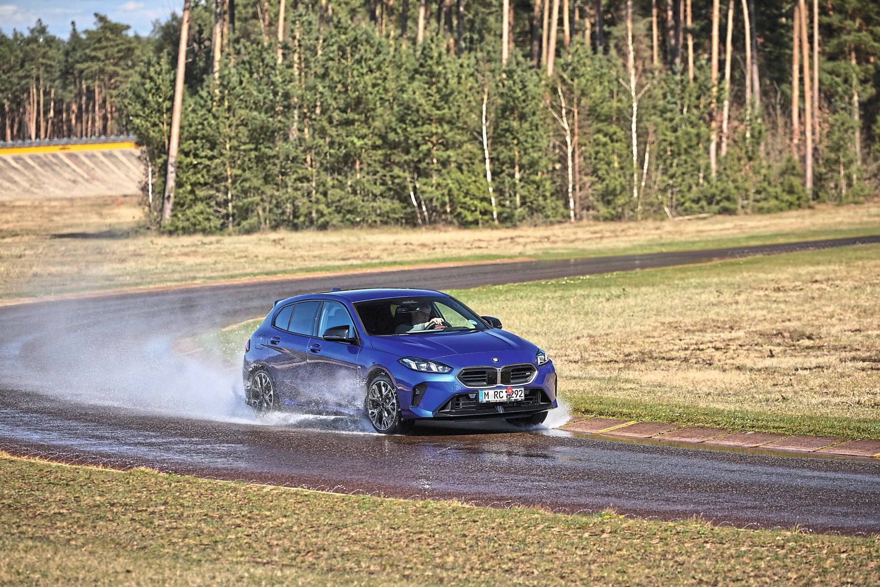 Próby prowadzenia na mokrej nawierzchni są szczególnie ważne dla bezpieczeństwa.