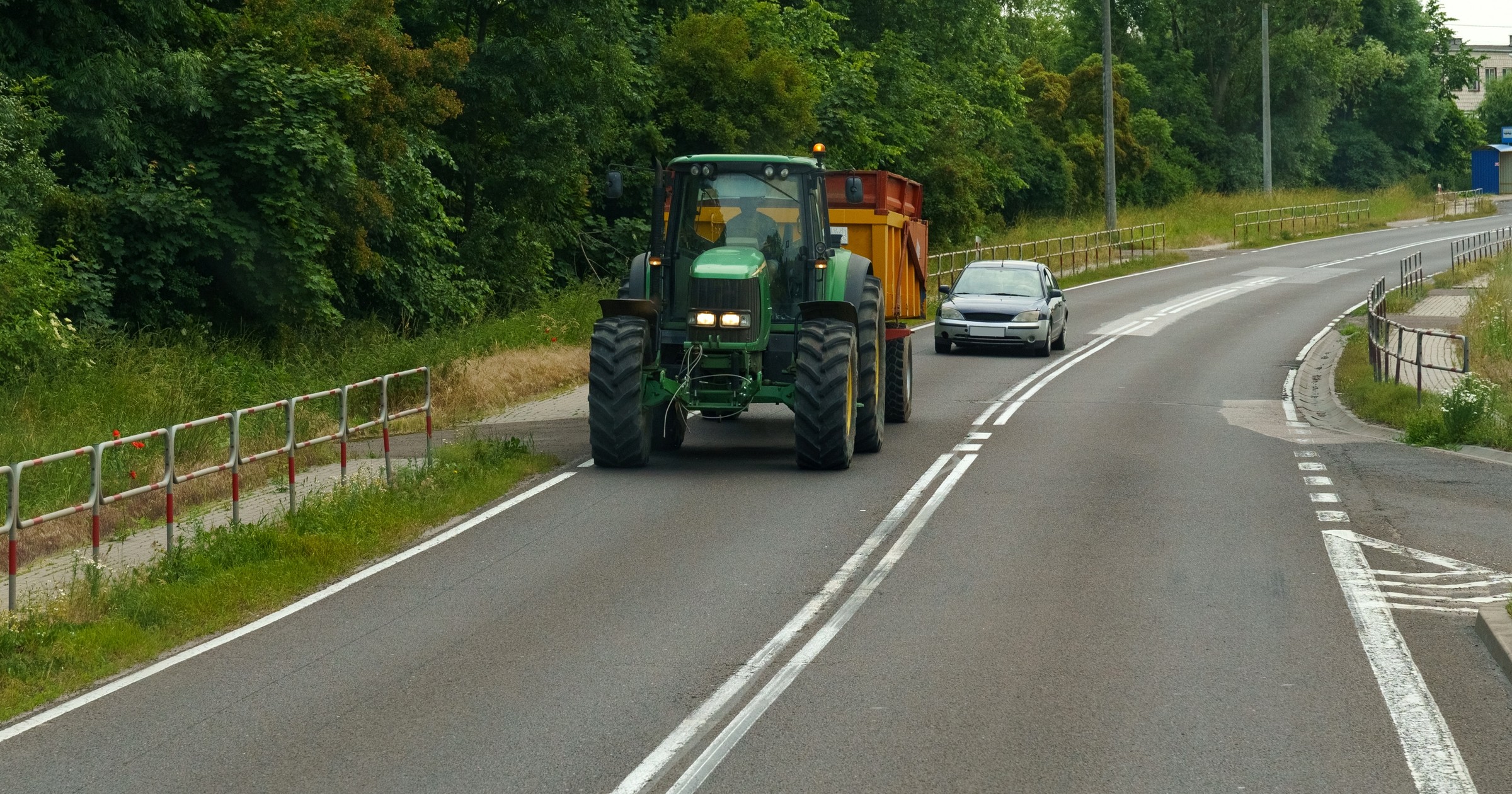 Czy można wyprzedzić traktor na linii ciągłej?