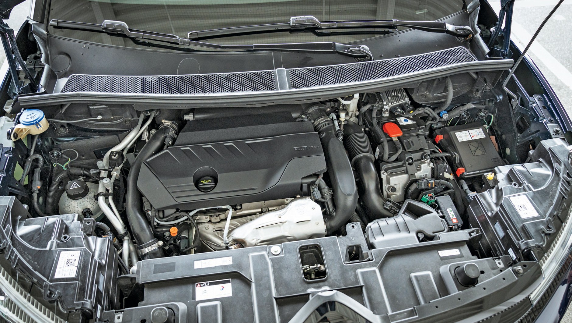 Citroen C5 Aircross (2022, I FL) - część spalinową 224-konnej hybrydy stanowi znany silnik 1.6 turbo. Skrzynia biegów jest tradycyjna, automatyczna i ma 8 przełożeń.