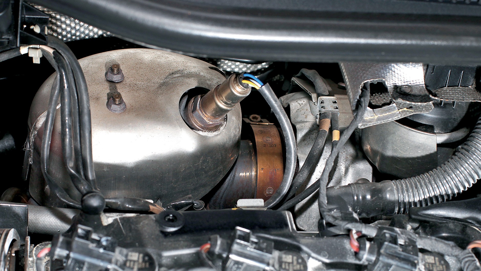 Problem szybko zapychających się filtrów DPF jest powszechnie znany i dotyczy głównie aut eksploatowanych na krótkich dystansach. W przypadku silnika 1.6 TDI sprawa wygląda podobnie – pojazdy użytkowane na dalekich trasach rzadko się zmagają z usterkami DPF-u, natomiast samochody eksploatowane w miastach zawodzą o wiele częściej.