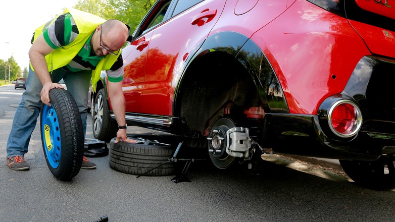 Pełnowymiarowe koło zapasowe to luksus, ale... ostatnio nawet dojazdówka, czyli koło zapasowe o ograniczonej funkcjonalności wymaga dopłaty
