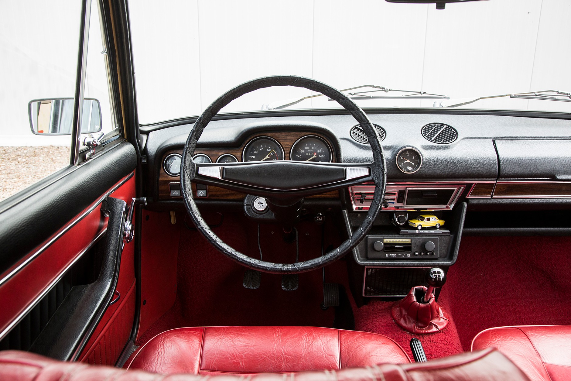 Przy wyłączonym silniku słychać wyraźne tykanie zegarka umieszczonego na środku deski rozdzielczej. Kokpit Łady jest staranniej wykonany.