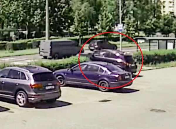 Staranował żywopłot i sunął dalej. Policja publikuje nagranie i szuka kierowcy [WIDEO]