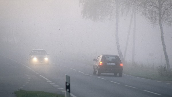 Wyjaśniamy pytania na prawo jazdy: światła przeciwmgłowe