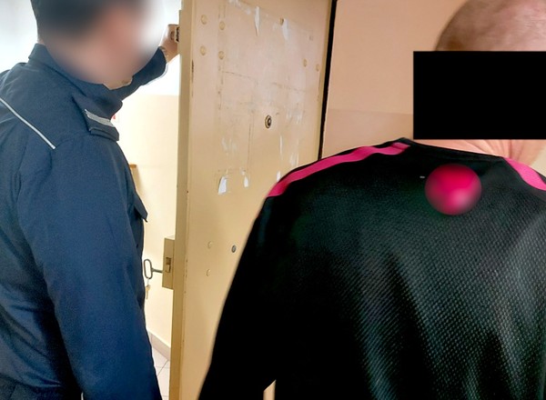 Wjechał kompletnie pijany na teren szkoły. Policjanci oniemieli, gdy go znaleźli