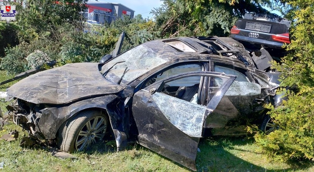 Audi wylądowało w ogródku po policyjnym pościgu