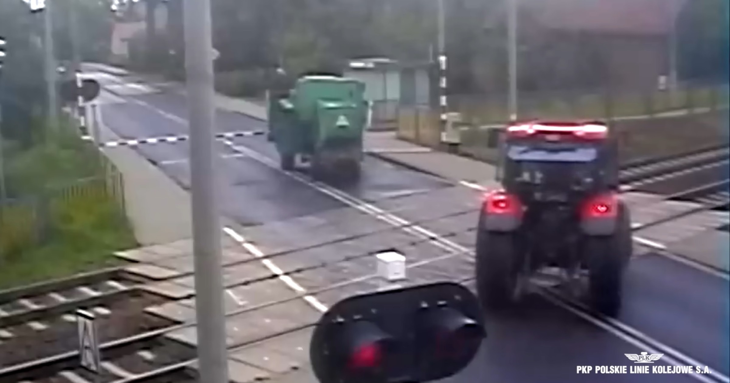 Kombajn i traktor na zamkniętym przejeździe kolejowym