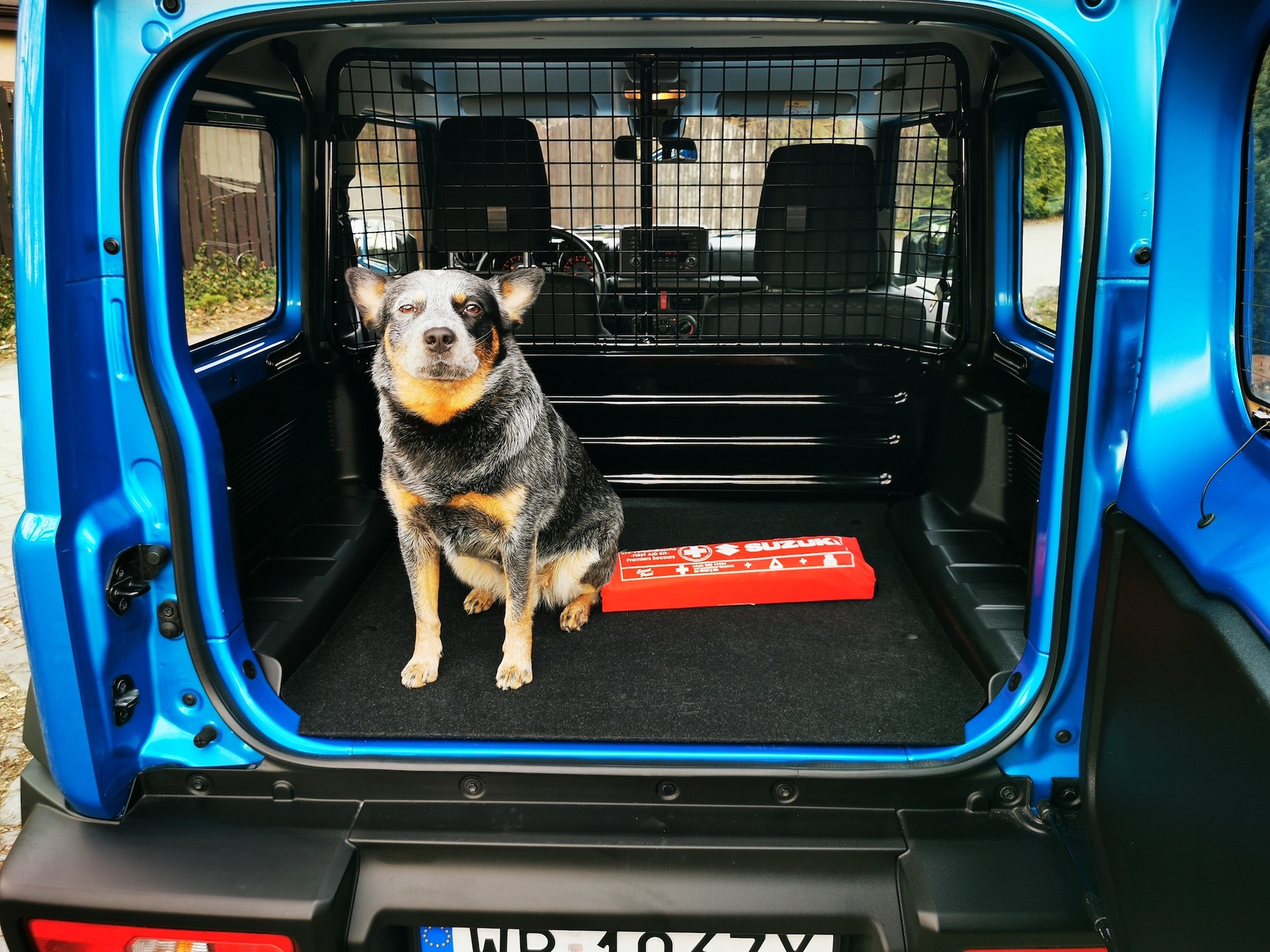 Klatka w Suzuki Jimny ma pojemność 863 l. Zmieści się pies dowolnej wielkości