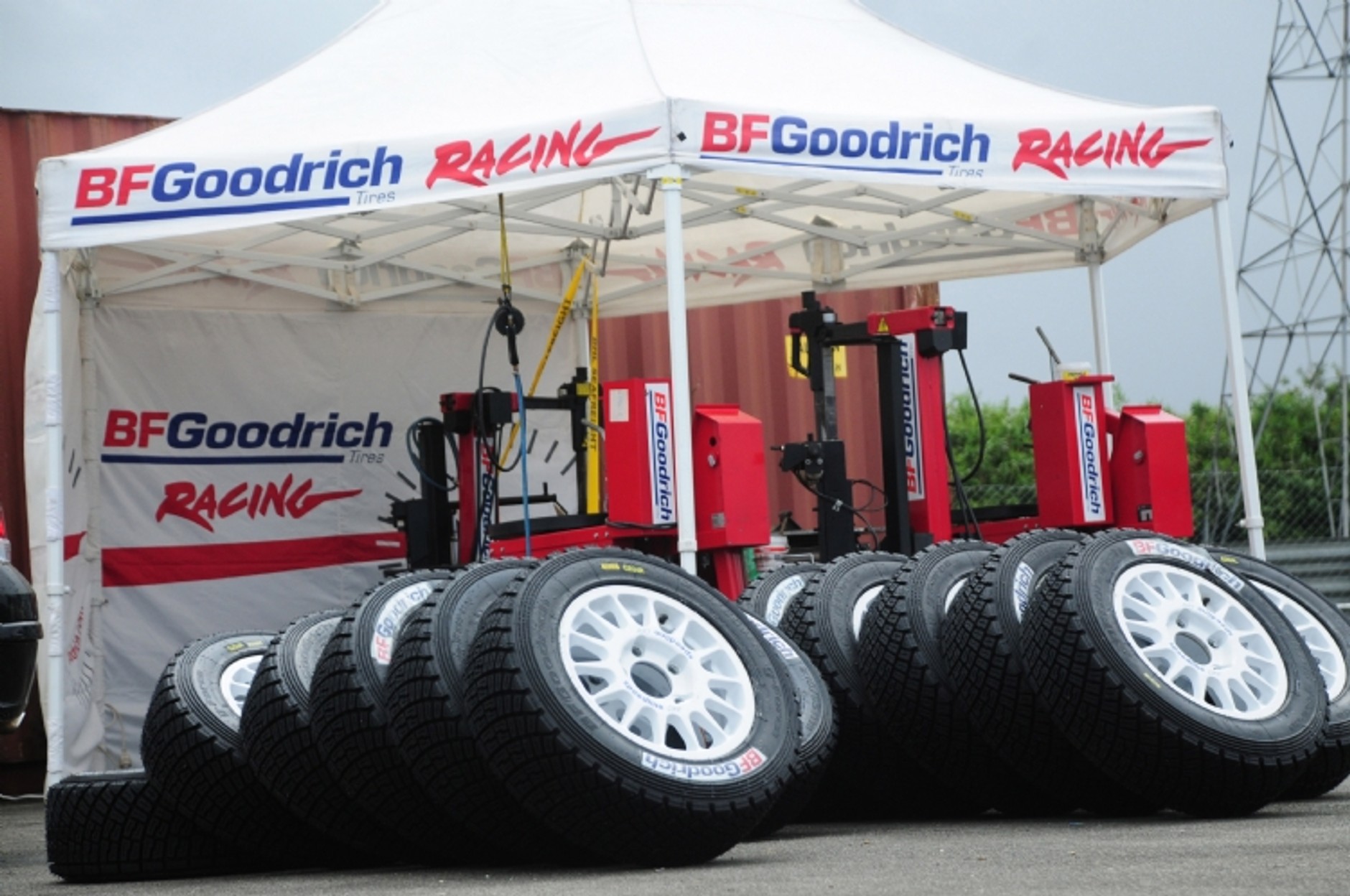 Rally de Curitiba 2010: pewne zwycięstwo Krisa Meeke, Juho Hänninen liderem IRC