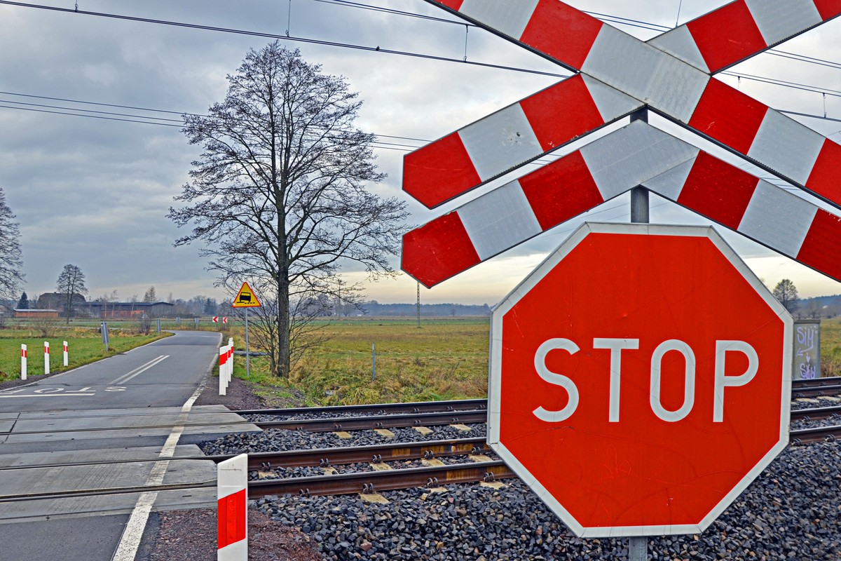 Absurd drogowy. Likwidują znaki STOP na przejazdach. Według PKP są niepotrzebne