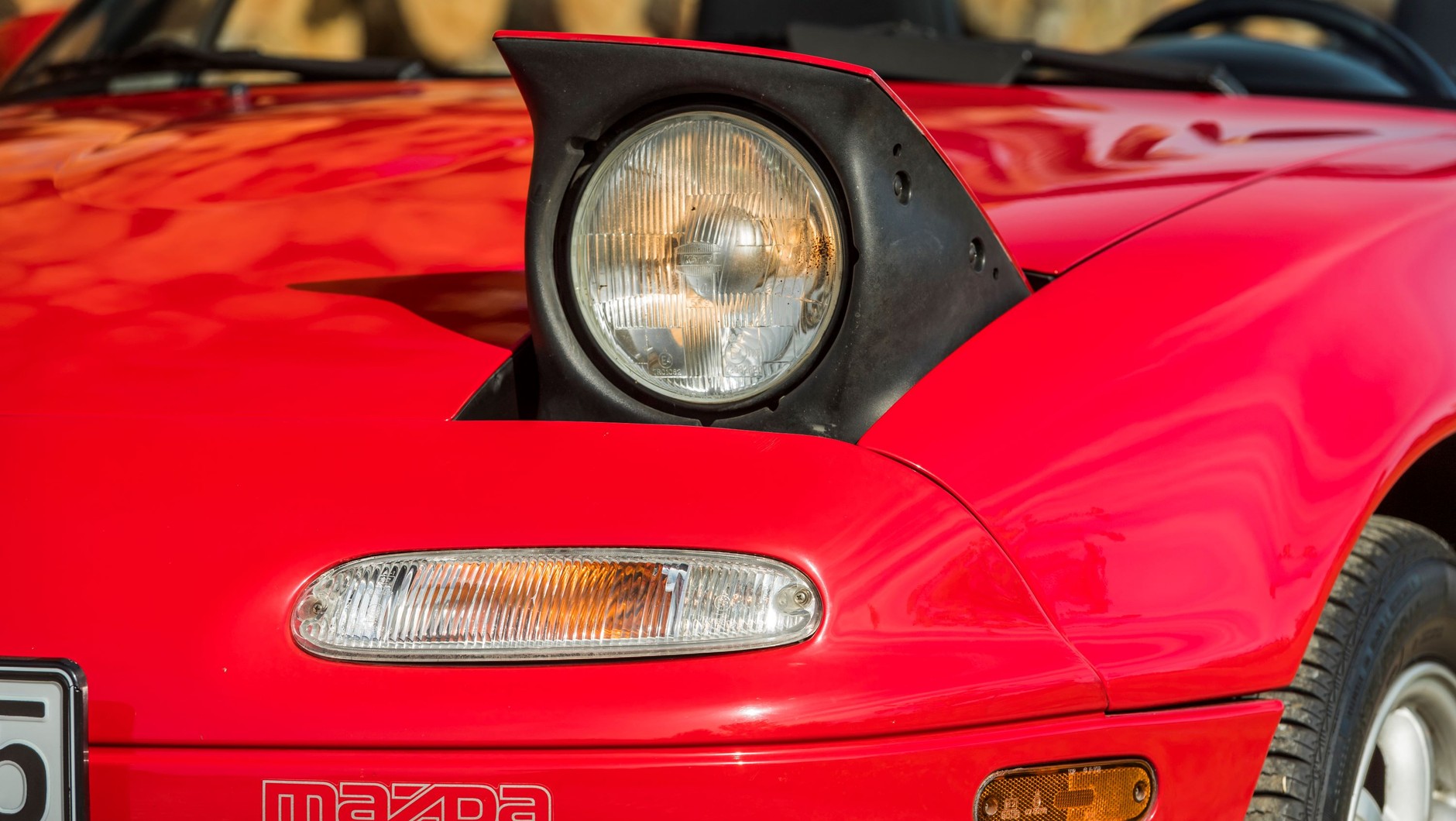 Mazda MX-5 (pierwsza generacja; 1989-1998). Później zniknęły chowane przednie lampy, kolejna generacja miała już zwykłe reflektory