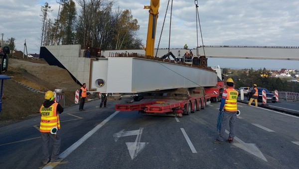 Utrudnienia na budowanym odcinku zakopianki. GDDKiA stawia długi wiadukt